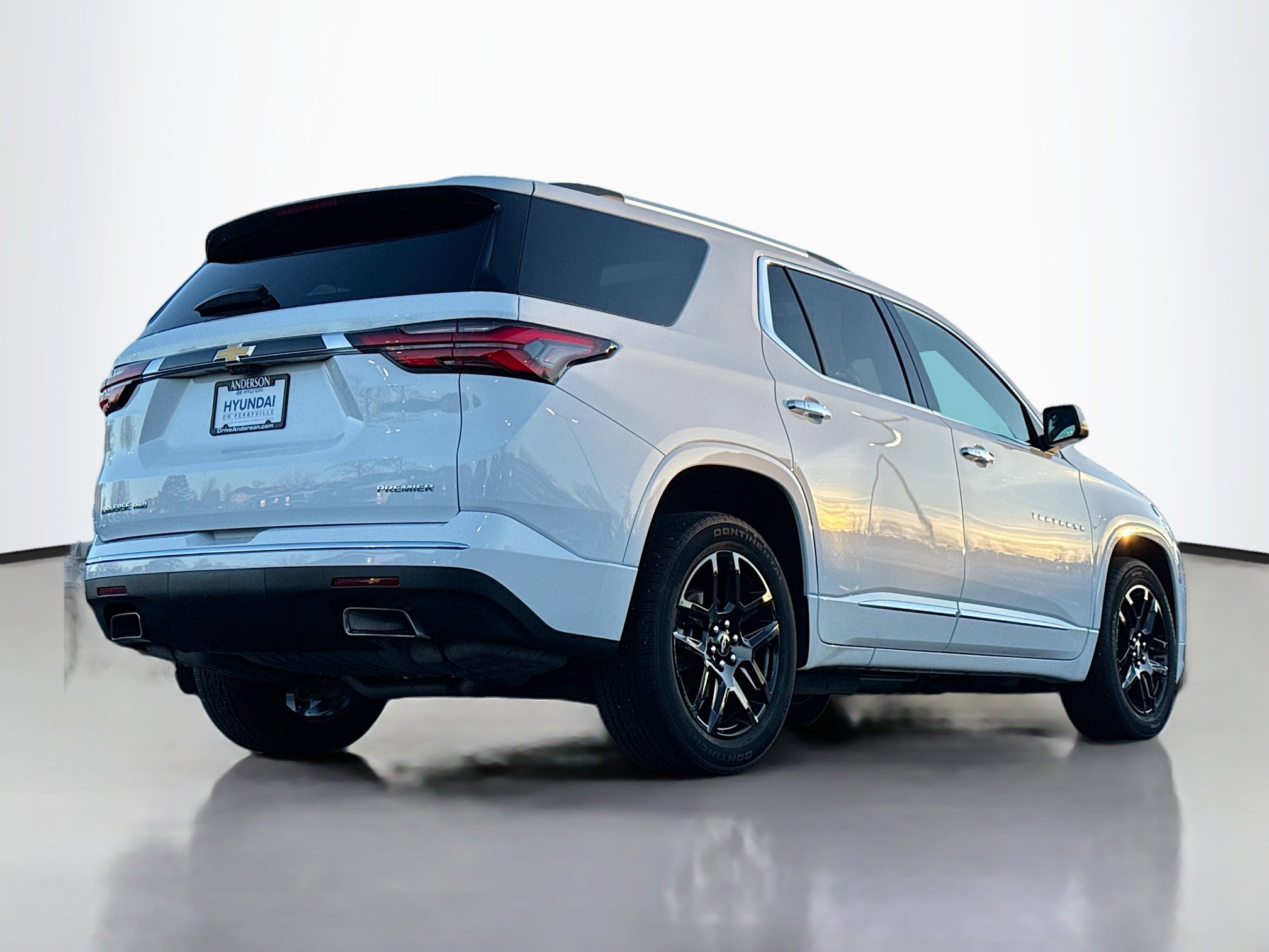 Used 2023 Chevrolet Traverse Premier AWD/4WD image 2