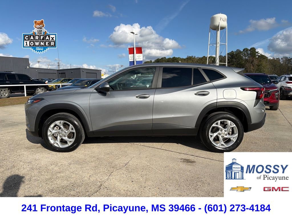 Used 2024 Chevrolet Trax LS w/ LS Convenience Package image 2