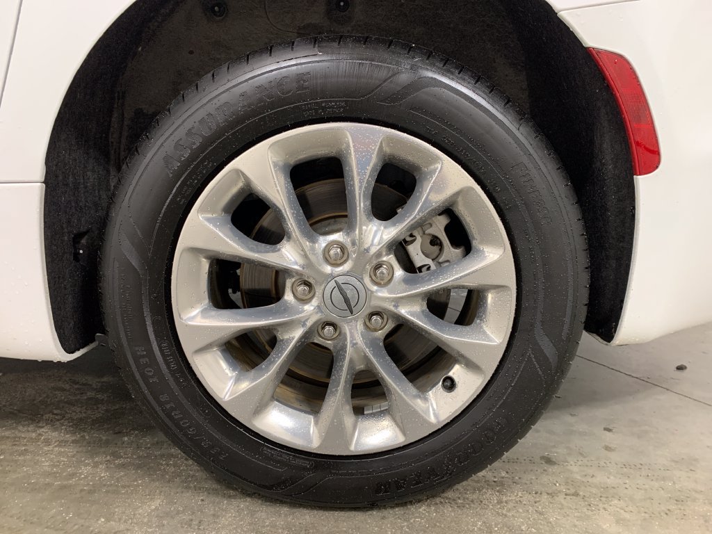 Used 2022 Chrysler Pacifica Touring-L AWD/4WD image 5