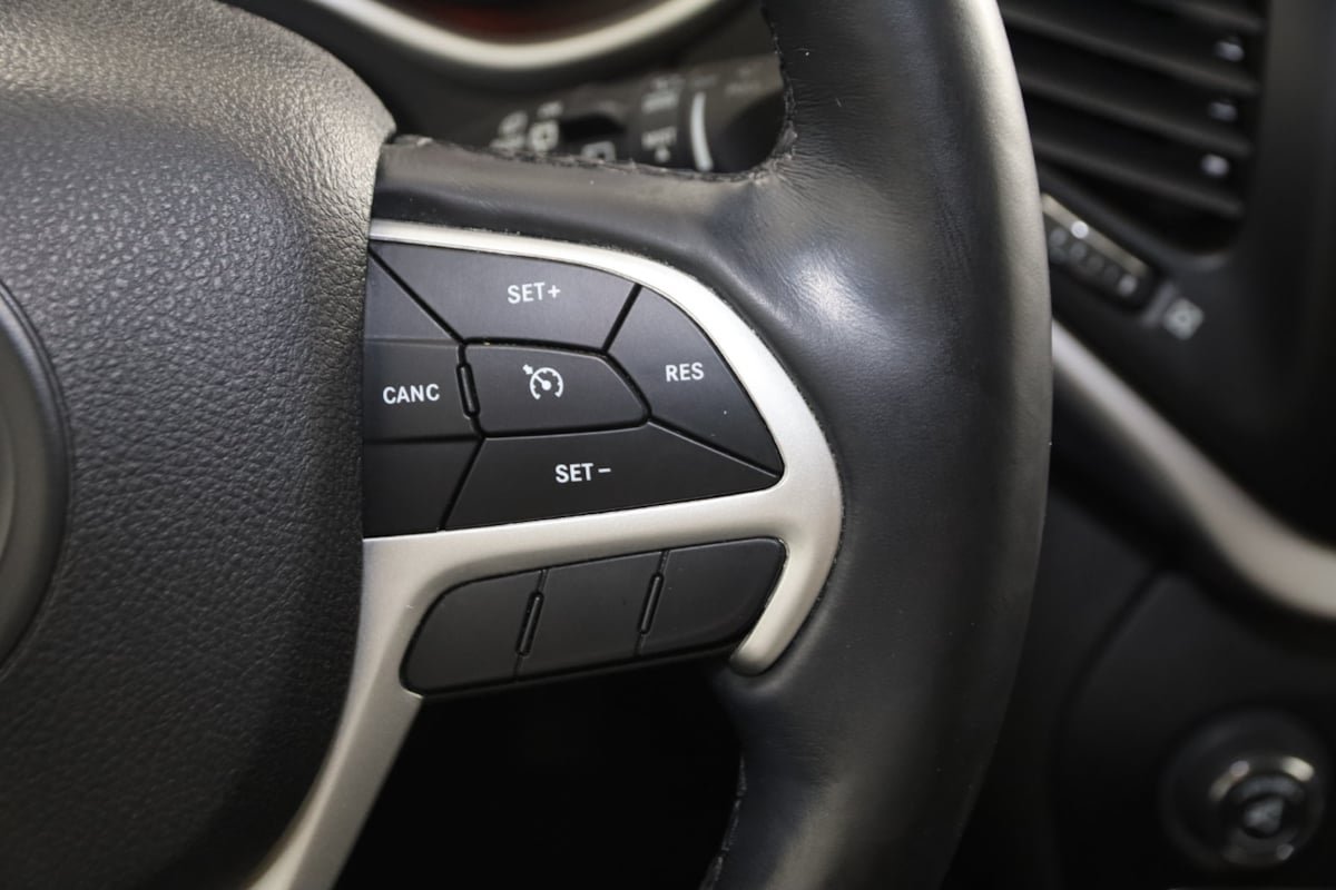 Used 2018 Jeep Cherokee Latitude Plus w/ Cold Weather Group FWD image 32