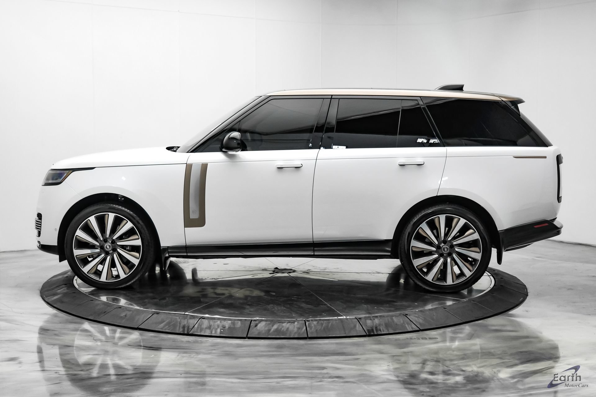 Used 2024 Land Rover Range Rover SV AWD/4WD image 7