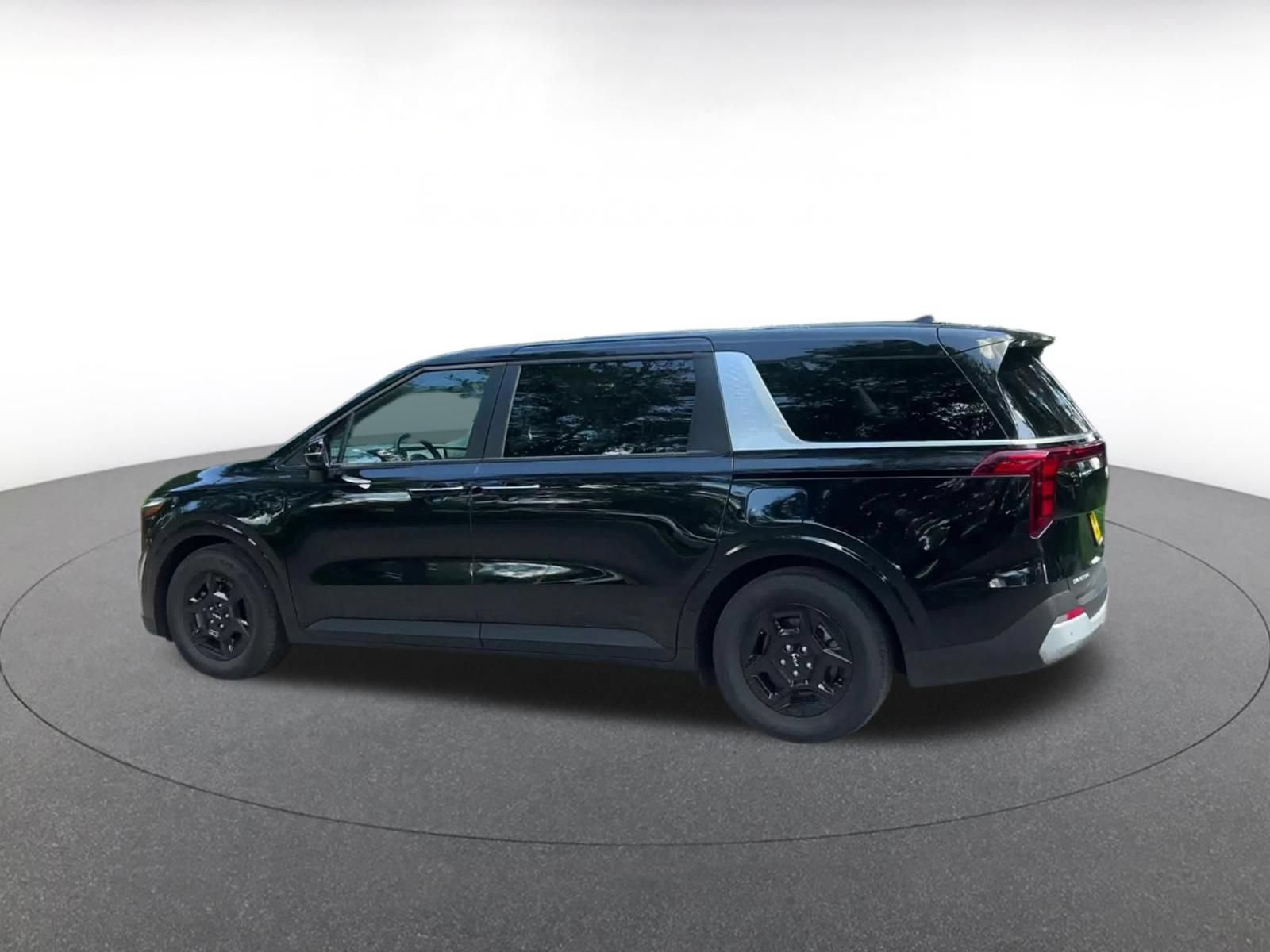 Used 2026 Kia Carnival FWD image 9