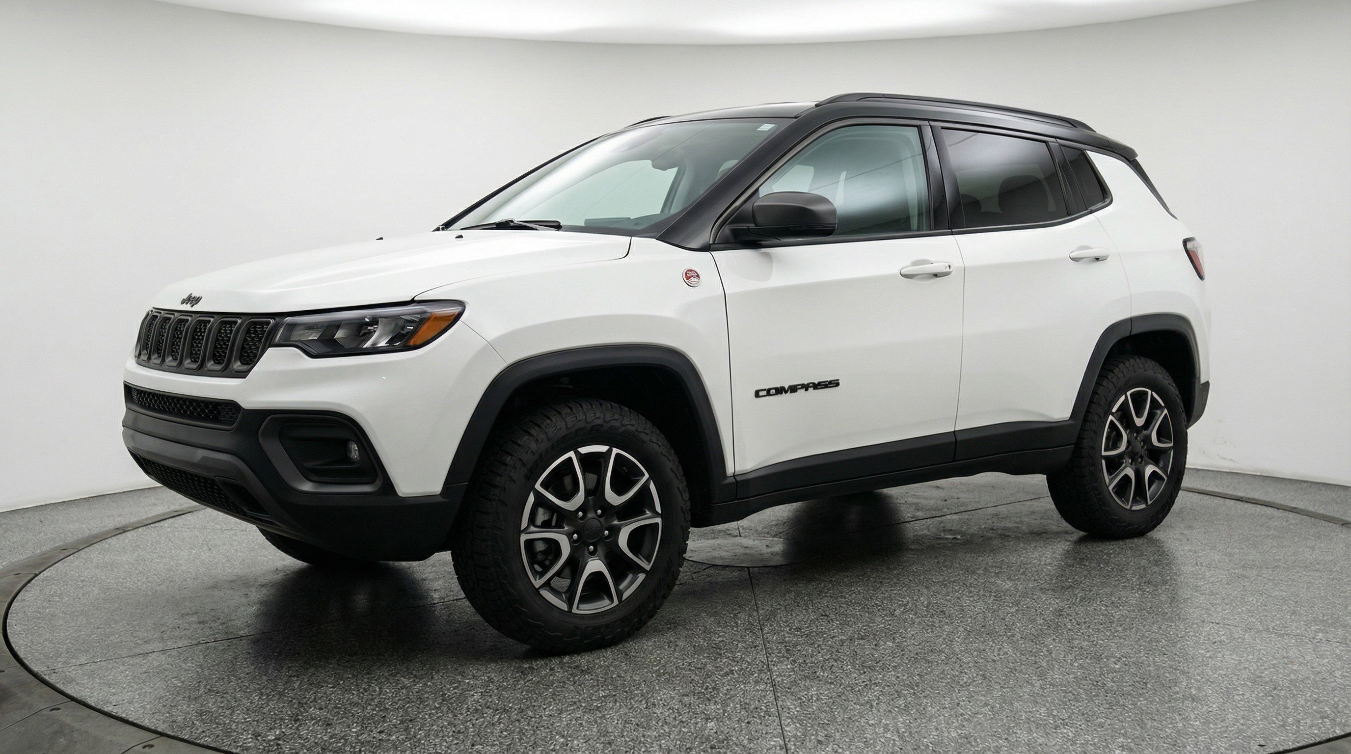 Used 2025 Jeep Compass Trailhawk image 3