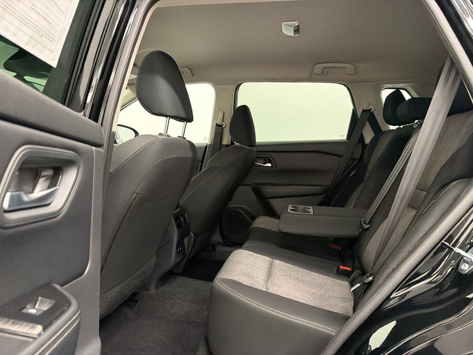 Used 2025 Nissan Rogue SV image 16