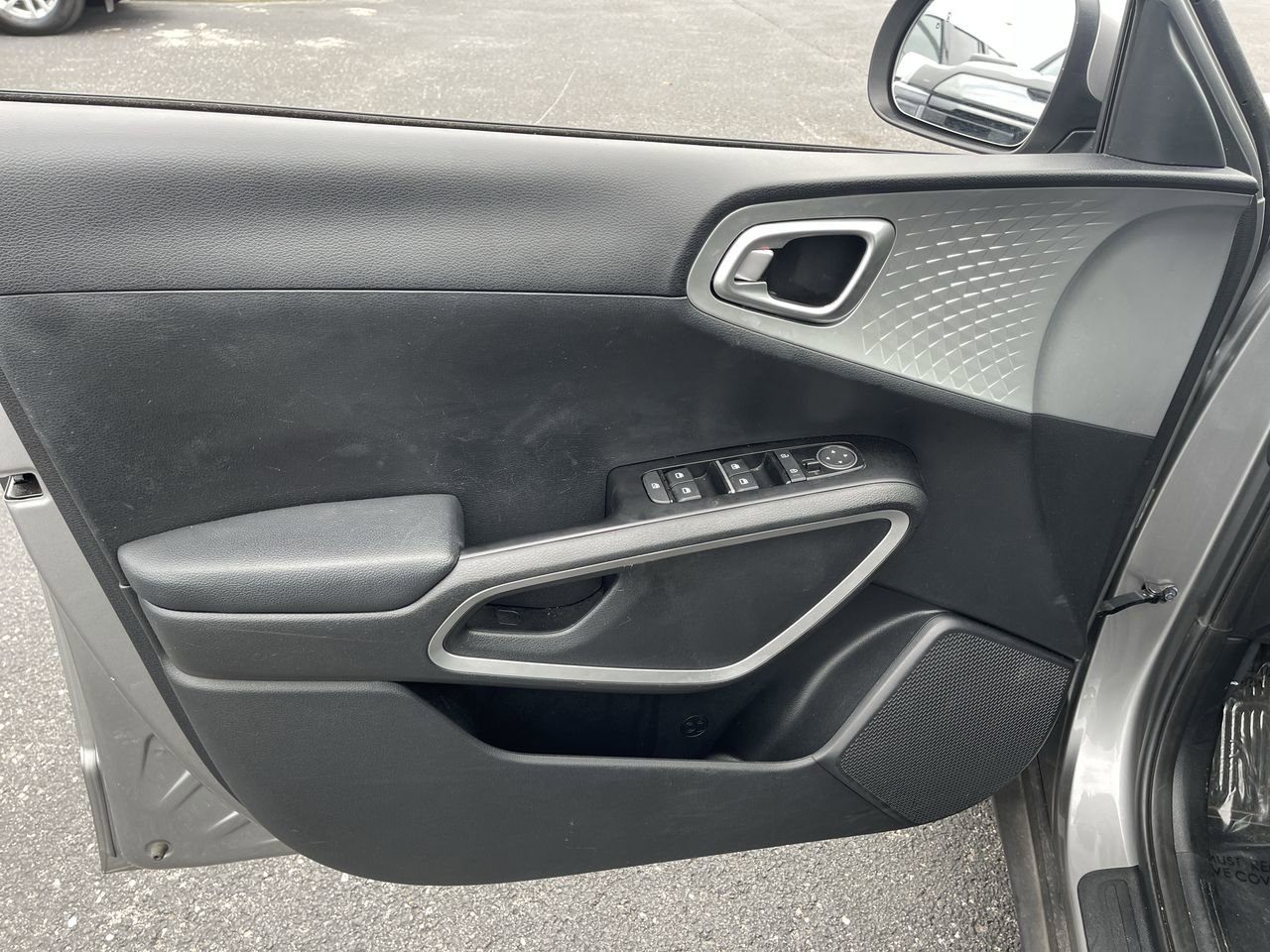 Used 2023 Kia Soul LX w/ Option Group 015 FWD image 21