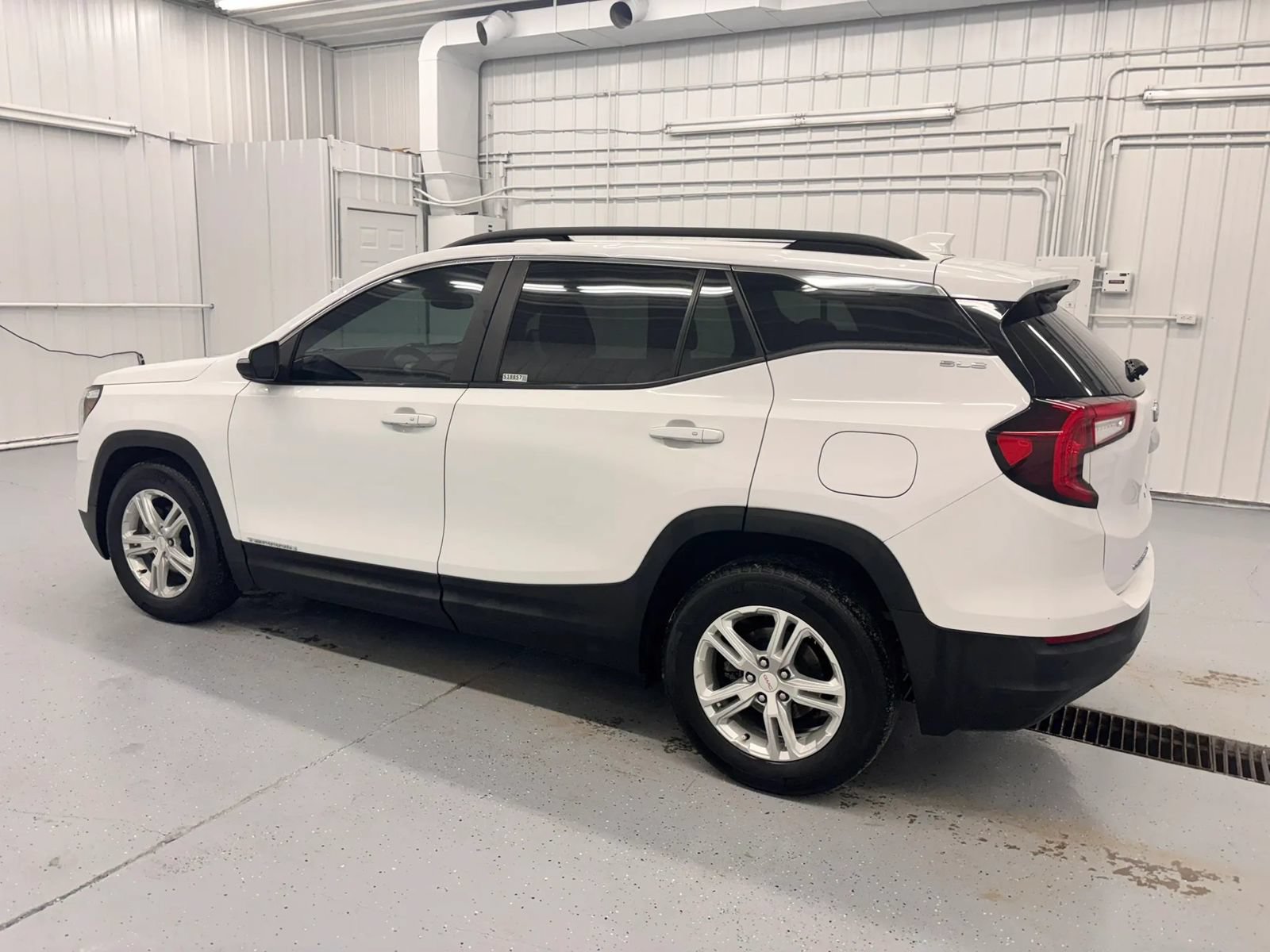Used 2022 GMC Terrain SLE w/ Driver Convenience Package FWD image 4