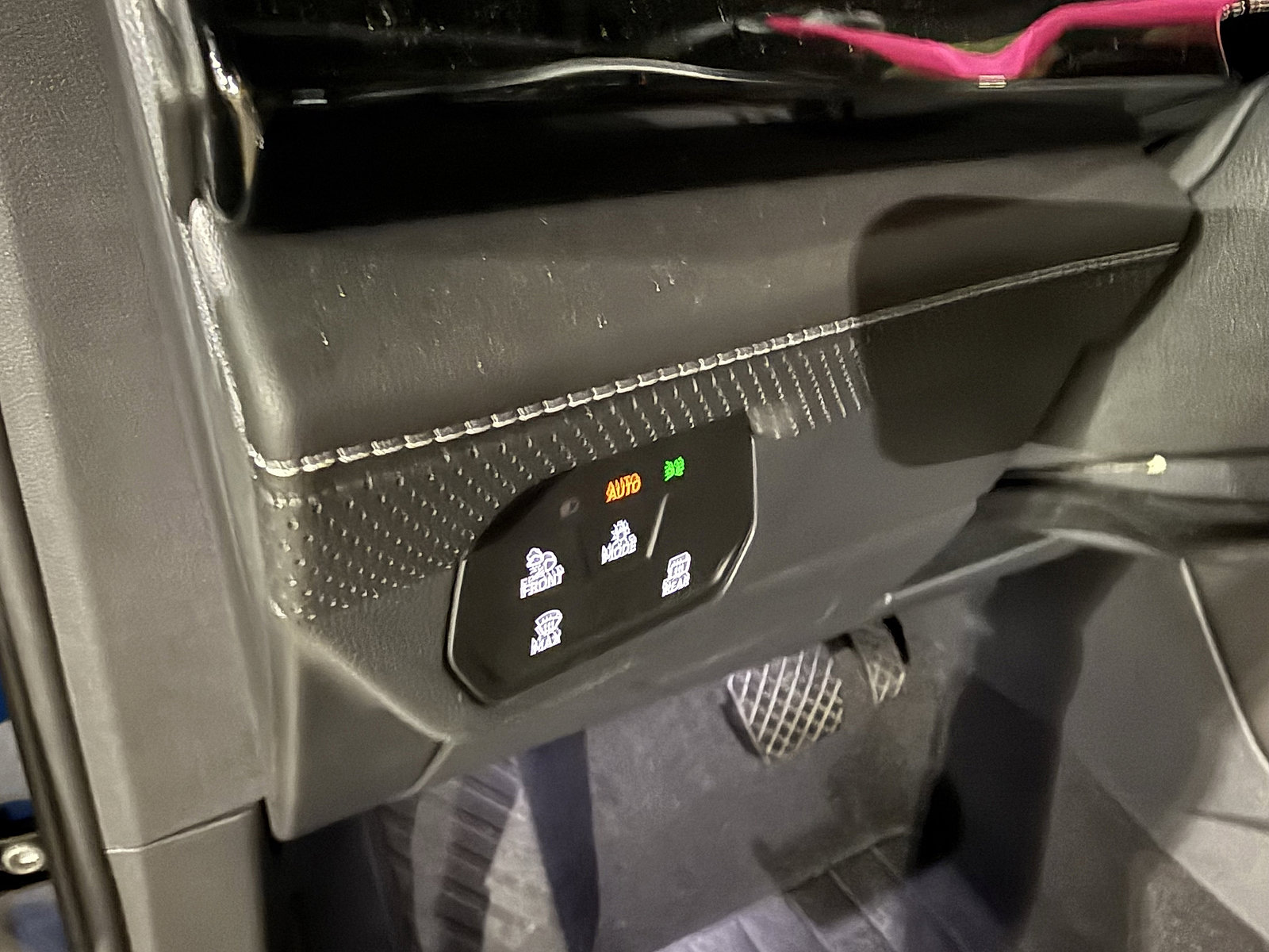 Used 2025 Volkswagen Atlas Cross Sport SE image 17