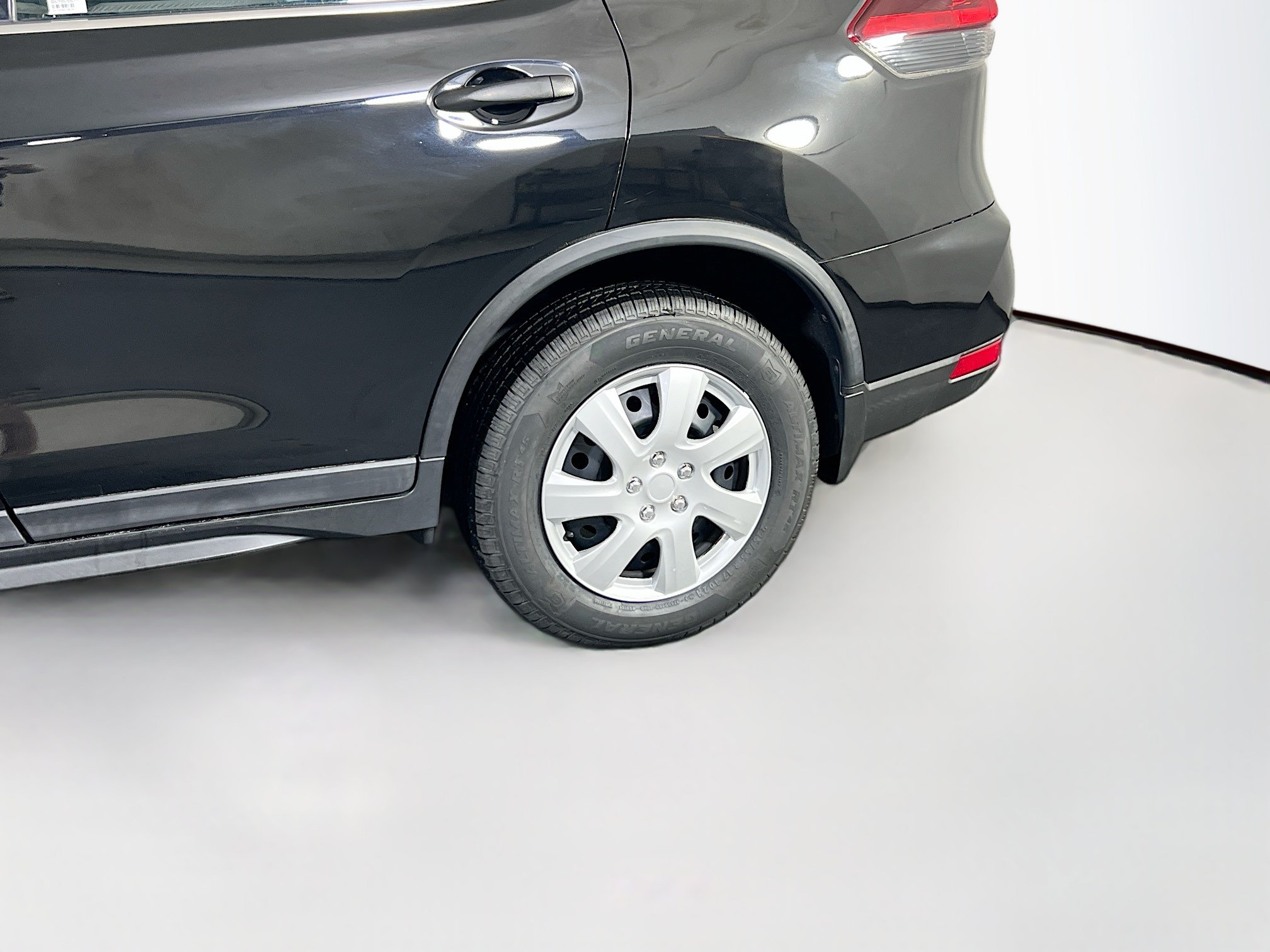 Used 2018 Nissan Rogue S AWD/4WD image 28