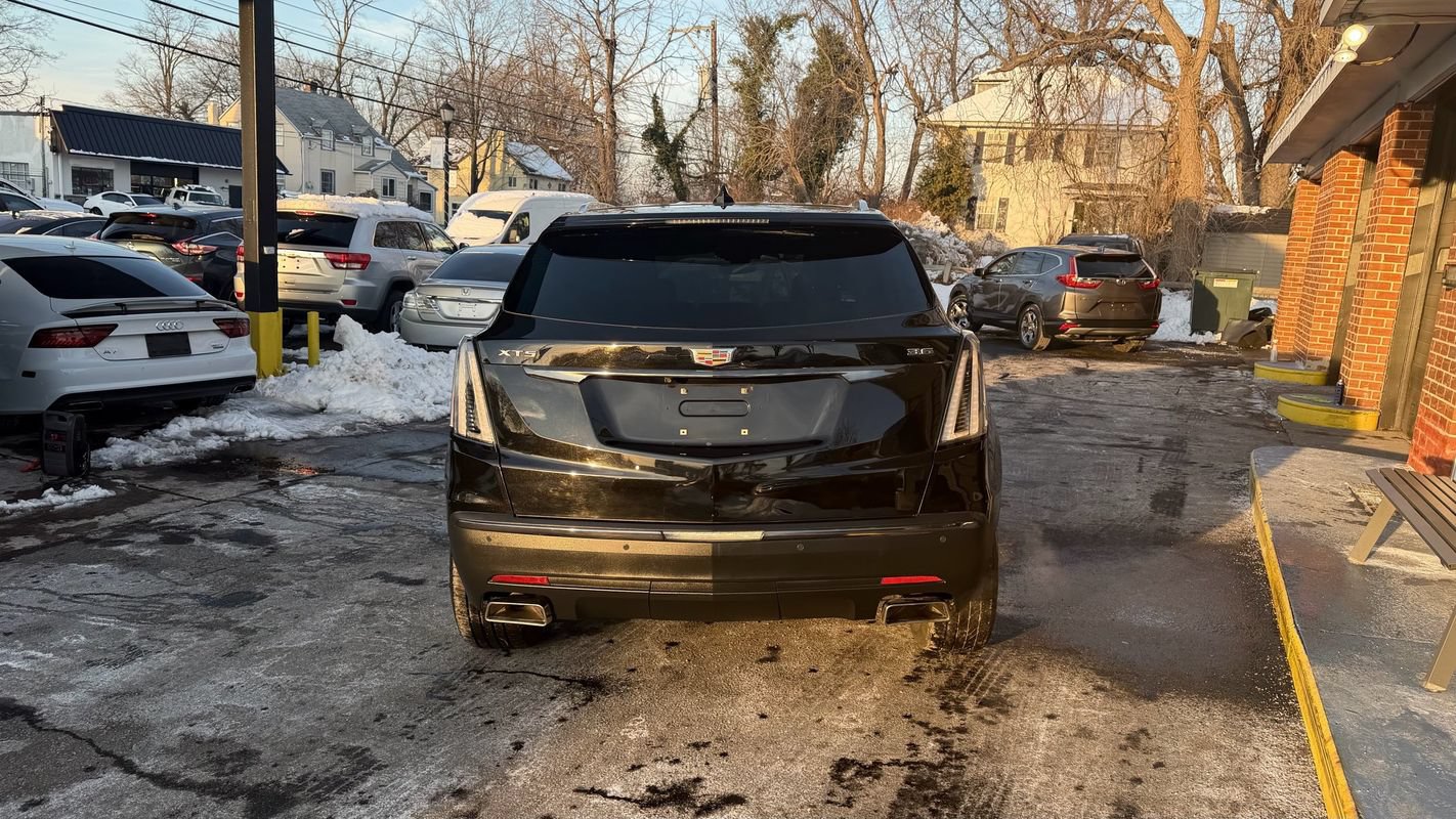 Used 2018 Cadillac XT5 Luxury w/ LPO, Black Ice Package FWD image 4