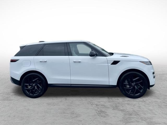 Used 2025 Land Rover Range Rover Sport SE AWD/4WD image 4