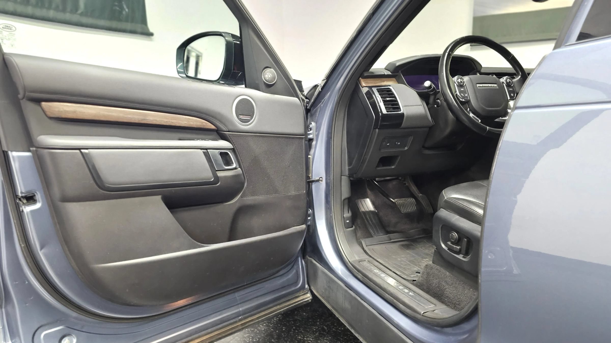 Used 2018 Land Rover Discovery HSE AWD/4WD image 33