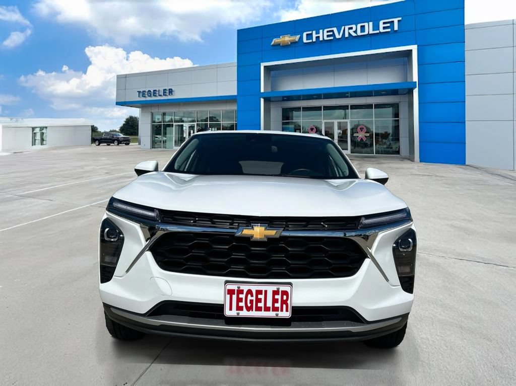 Used 2025 Chevrolet Trax LT w/ LT Convenience Package FWD image 2