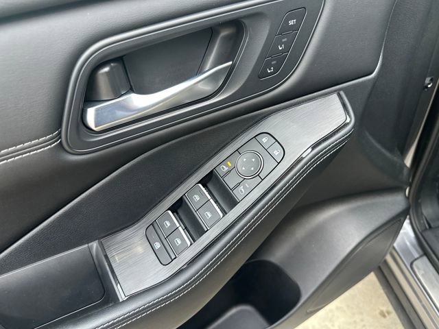 Used 2025 Nissan Rogue SL w/ Tech Package image 11