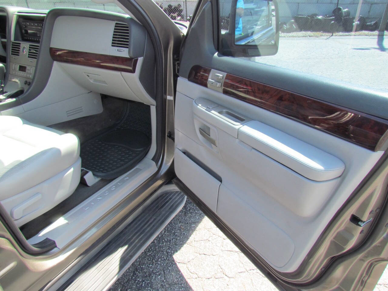 Used 2004 Lincoln Aviator Luxury image 18