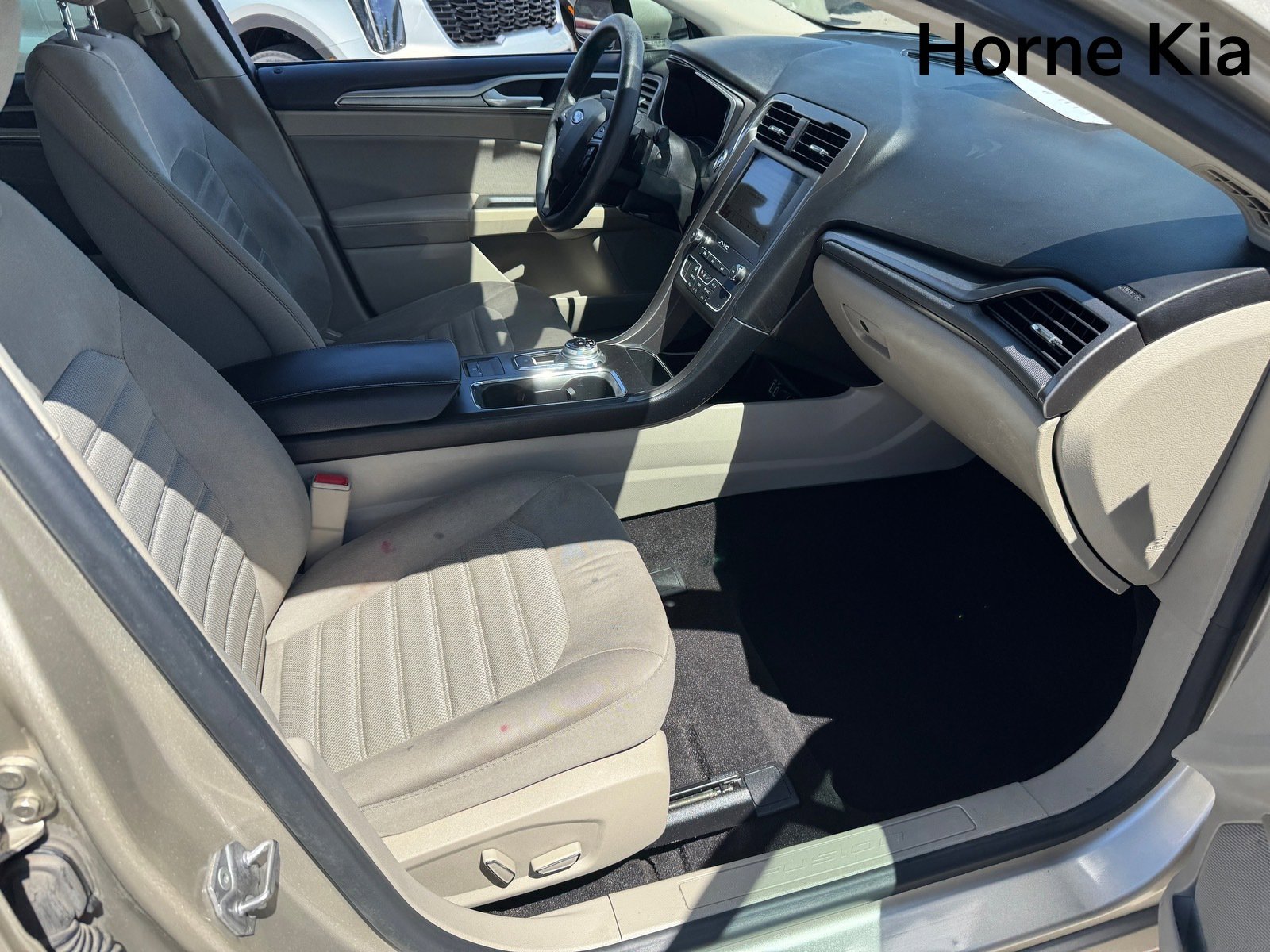 Used 2019 Ford Fusion SE image 25
