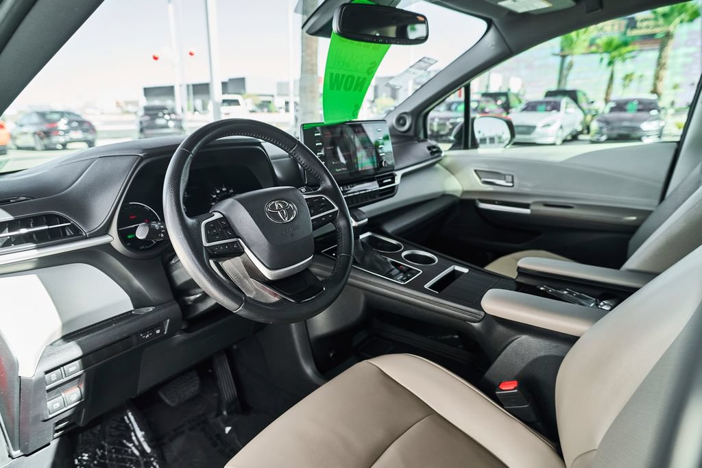 Used 2021 Toyota Sienna XLE w/ XLE Plus Package FWD image 2