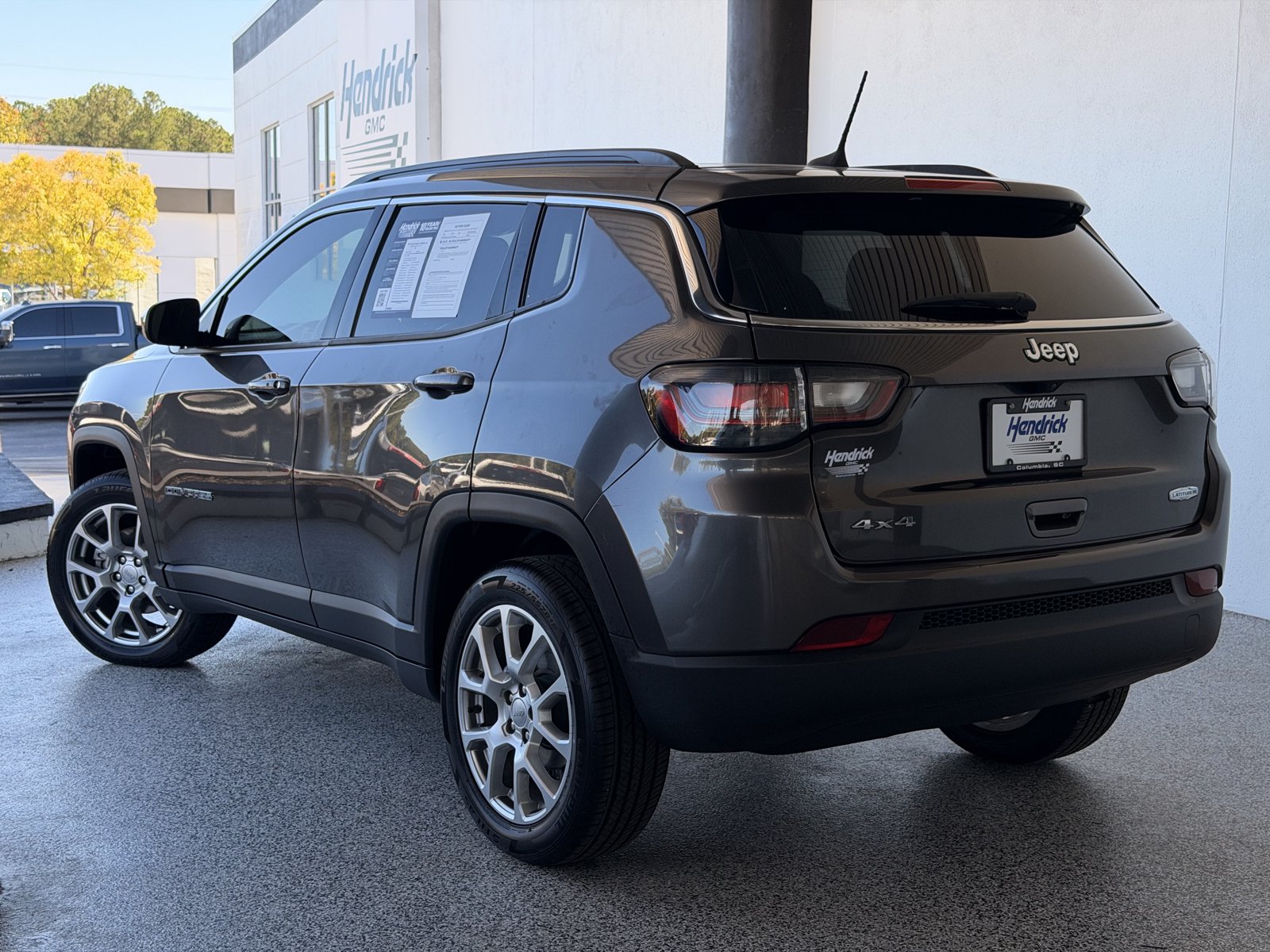 Used 2022 Jeep Compass Latitude w/ Sun and Sound Group AWD/4WD image 10