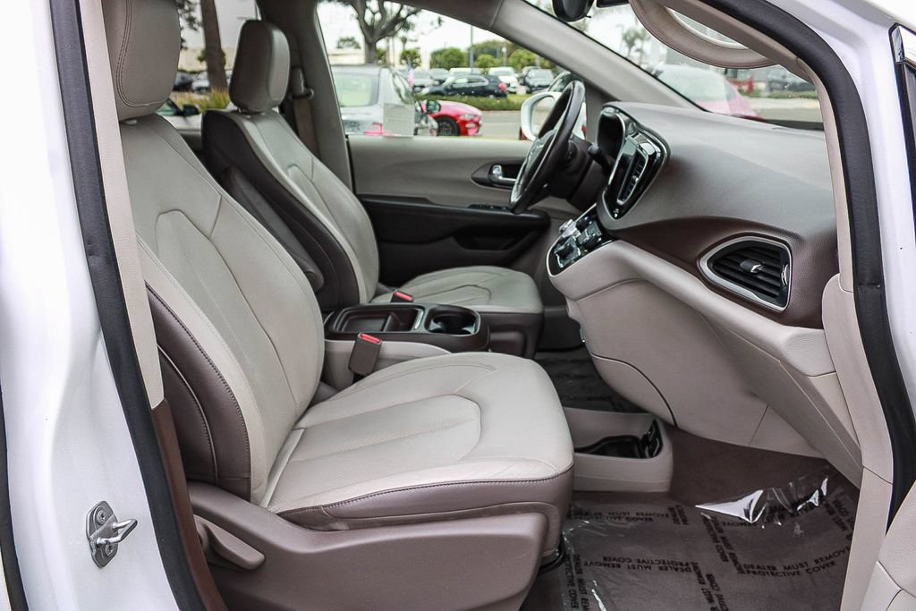 Used 2018 Chrysler Pacifica Touring-L w/ Tire & Wheel Group FWD image 16
