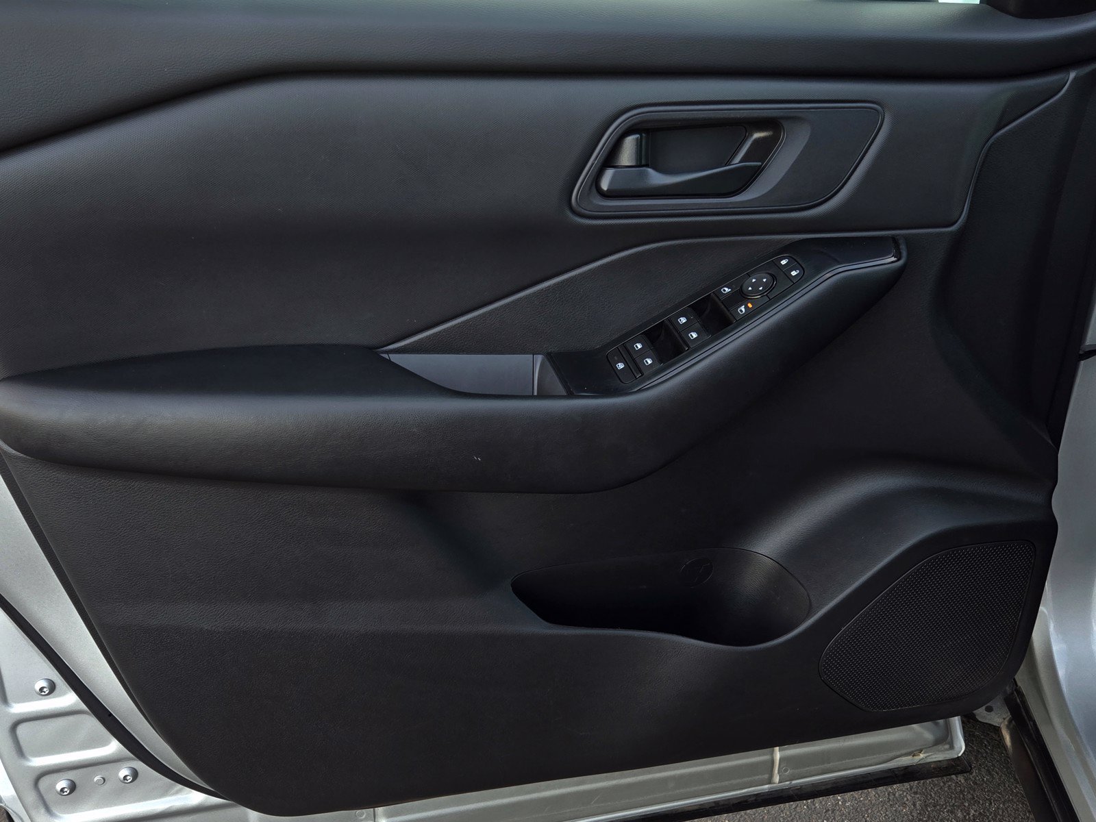 Used 2024 Nissan Rogue S FWD image 9