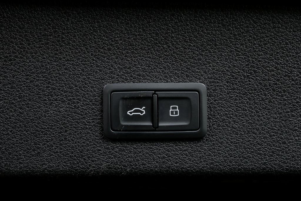 Certified 2022 Audi e-tron Premium image 31