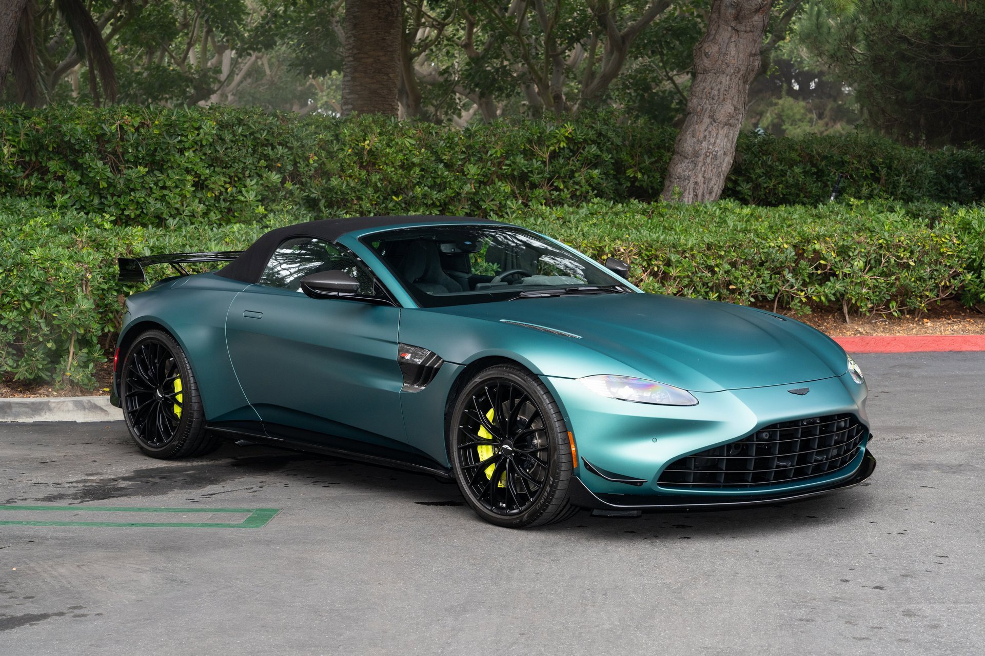 Used 2023 Aston Martin V8 Vantage Roadster image 2