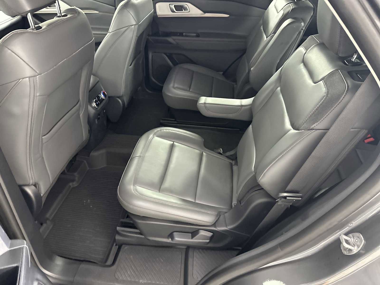 Used 2025 Ford Explorer Active w/ Active Comfort Package RWD image 22