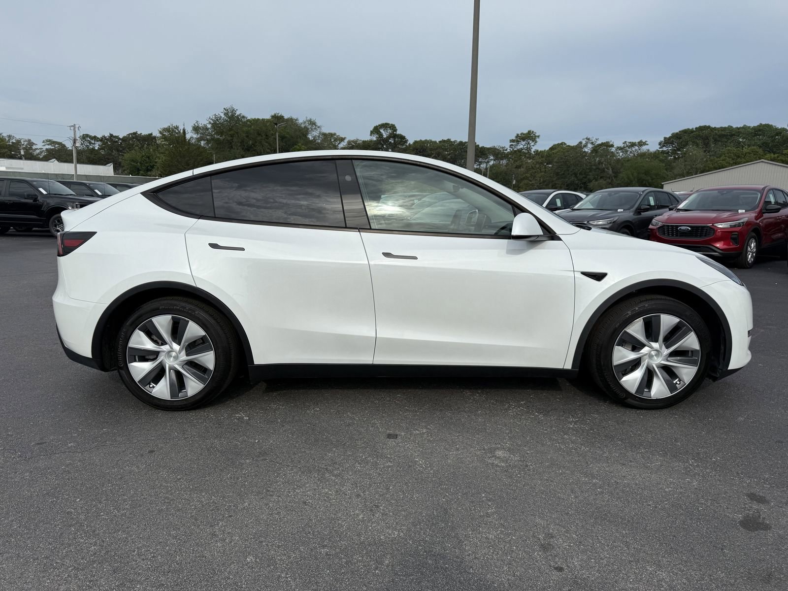 Used 2024 Tesla Model Y Long Range AWD/4WD image 3