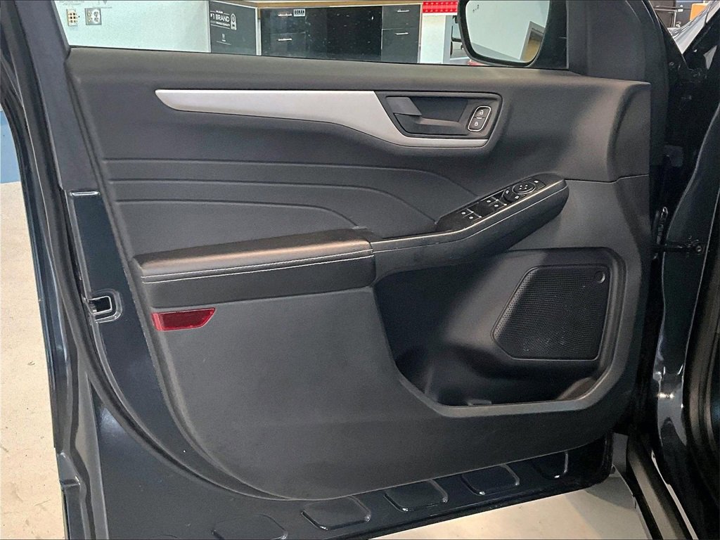 Used 2022 Ford Escape SE w/ Cold Weather Package image 9