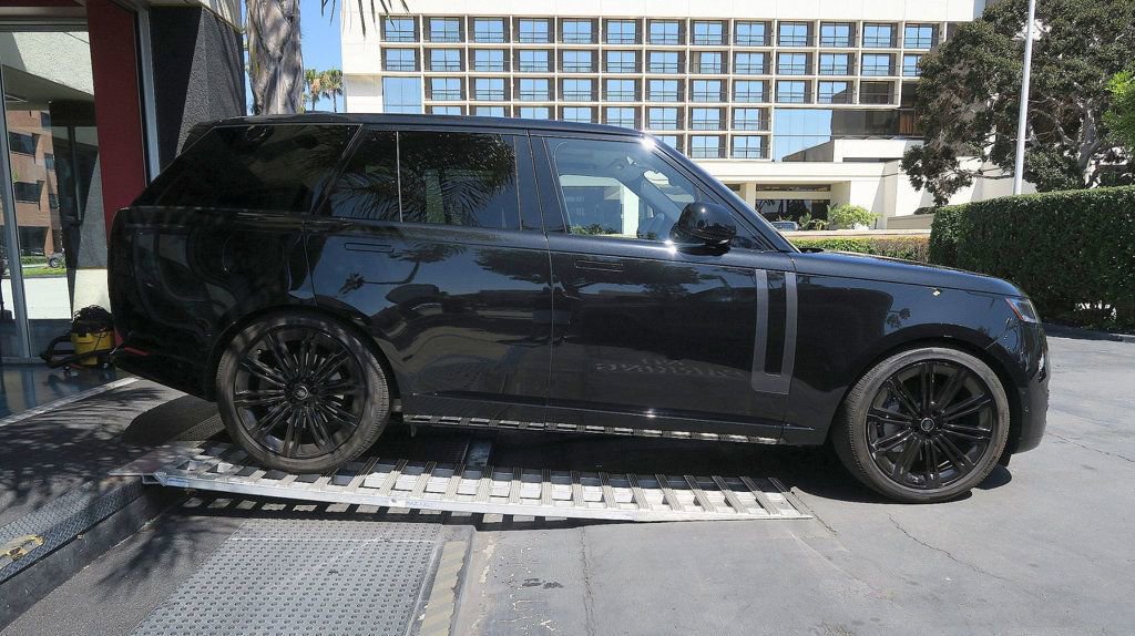 Used 2025 Land Rover Range Rover SE AWD/4WD image 6