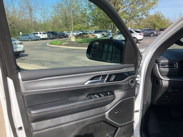 Used 2025 Jeep Wagoneer L Series II AWD/4WD image 9