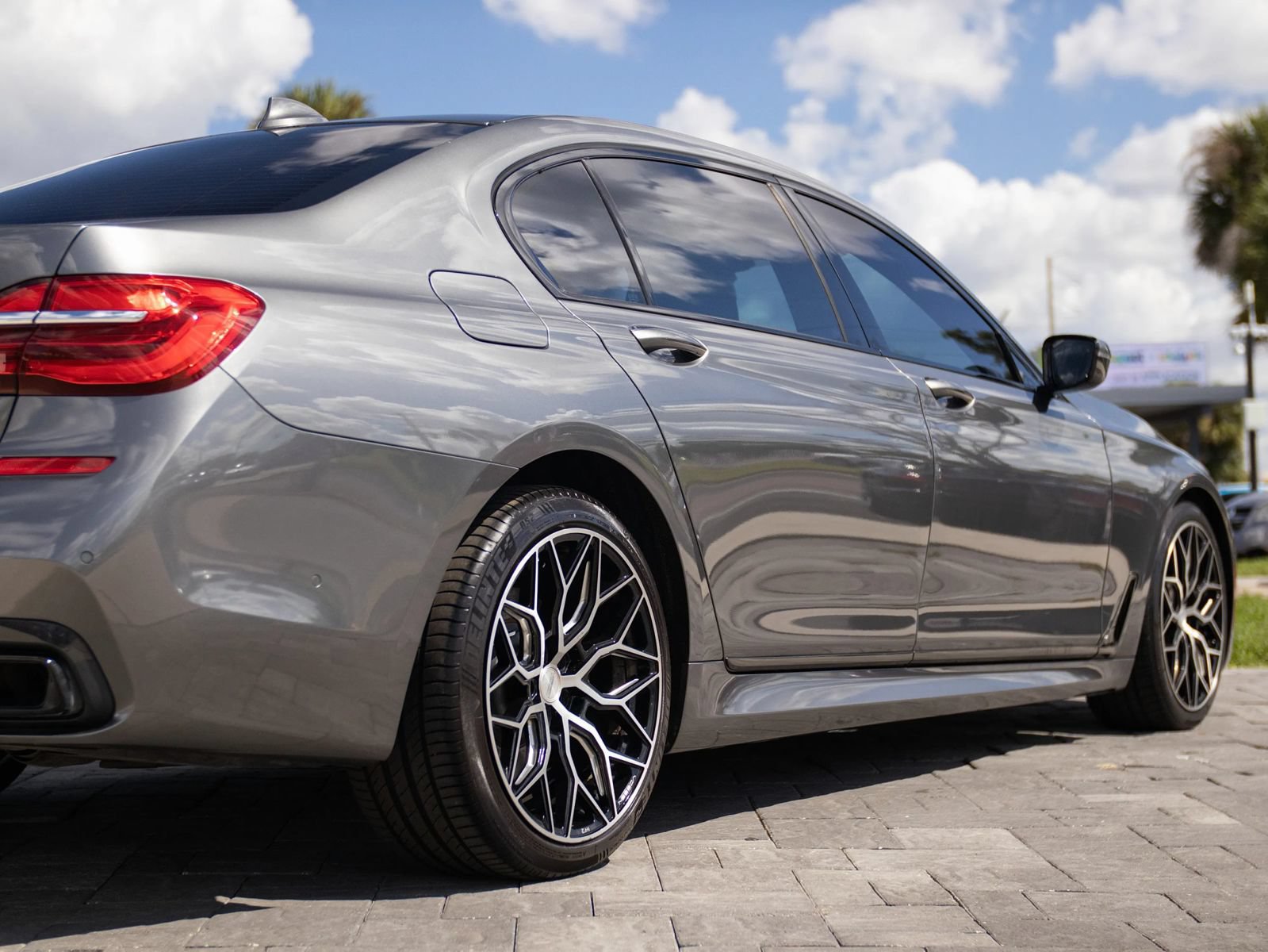 Used 2019 BMW 750i w/ M Sport Package RWD image 15