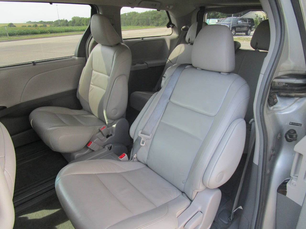 Used 2015 Toyota Sienna XLE Premium FWD image 10