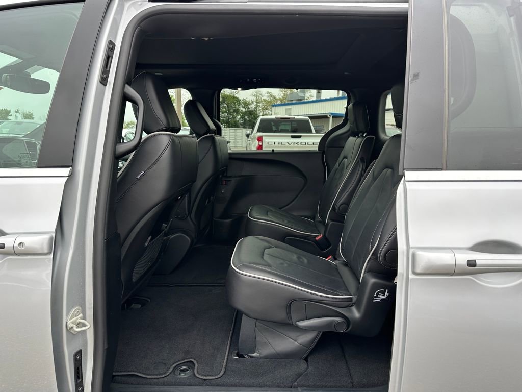 Used 2026 Chrysler Pacifica Limited FWD image 8