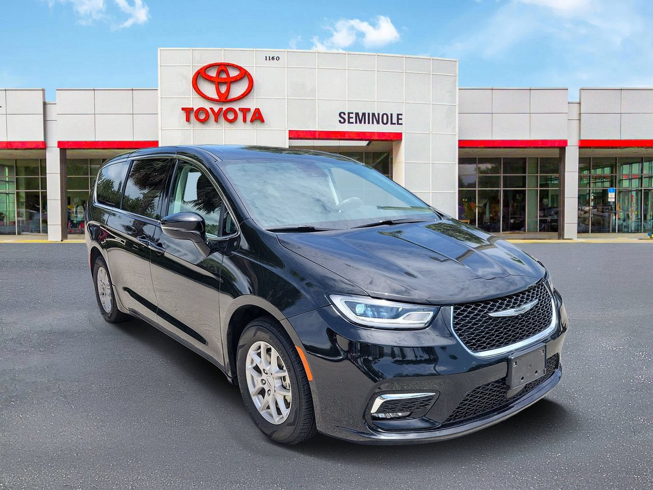 Used 2024 Chrysler Pacifica Touring-L FWD image 2