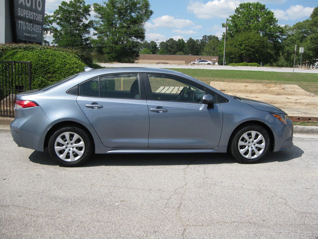 Used 2020 Toyota Corolla LE FWD image 3