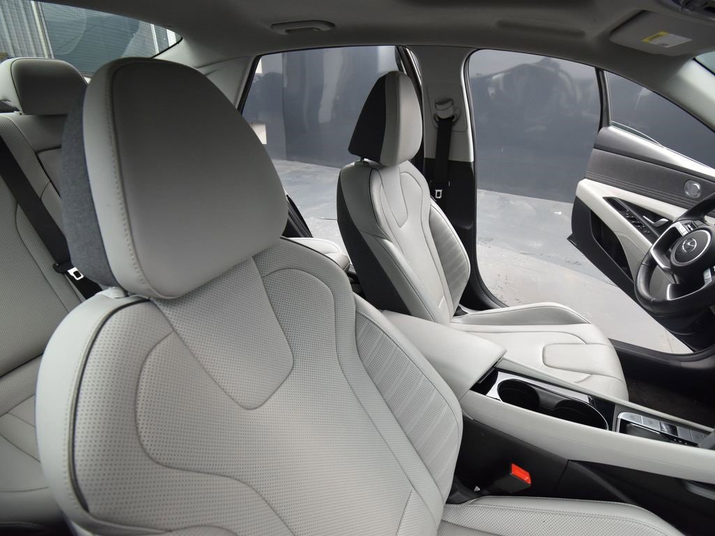 Used 2022 Hyundai Elantra Limited image 17