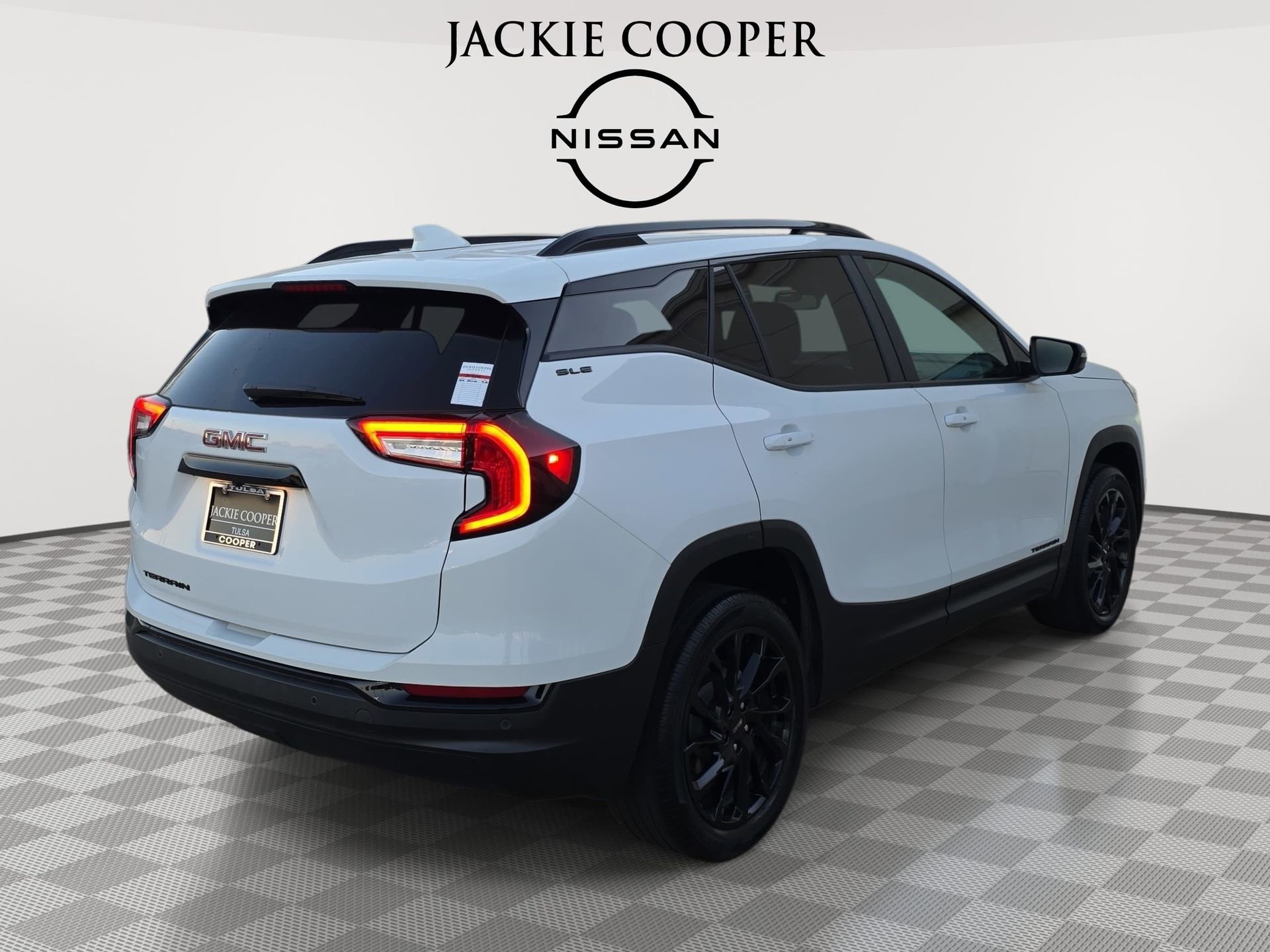 Used 2024 GMC Terrain SLE w/ Driver Convenience Package image 5