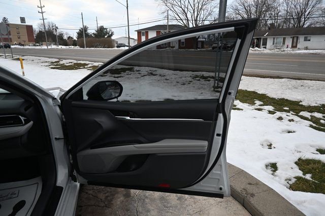 Used 2022 Toyota Camry SE w/ Cold Weather Package image 18