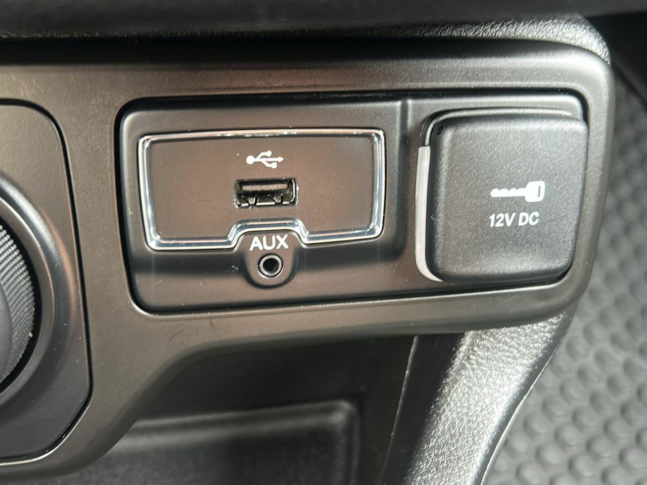 Used 2018 Jeep Renegade Latitude w/ Cold Weather Group AWD/4WD image 11