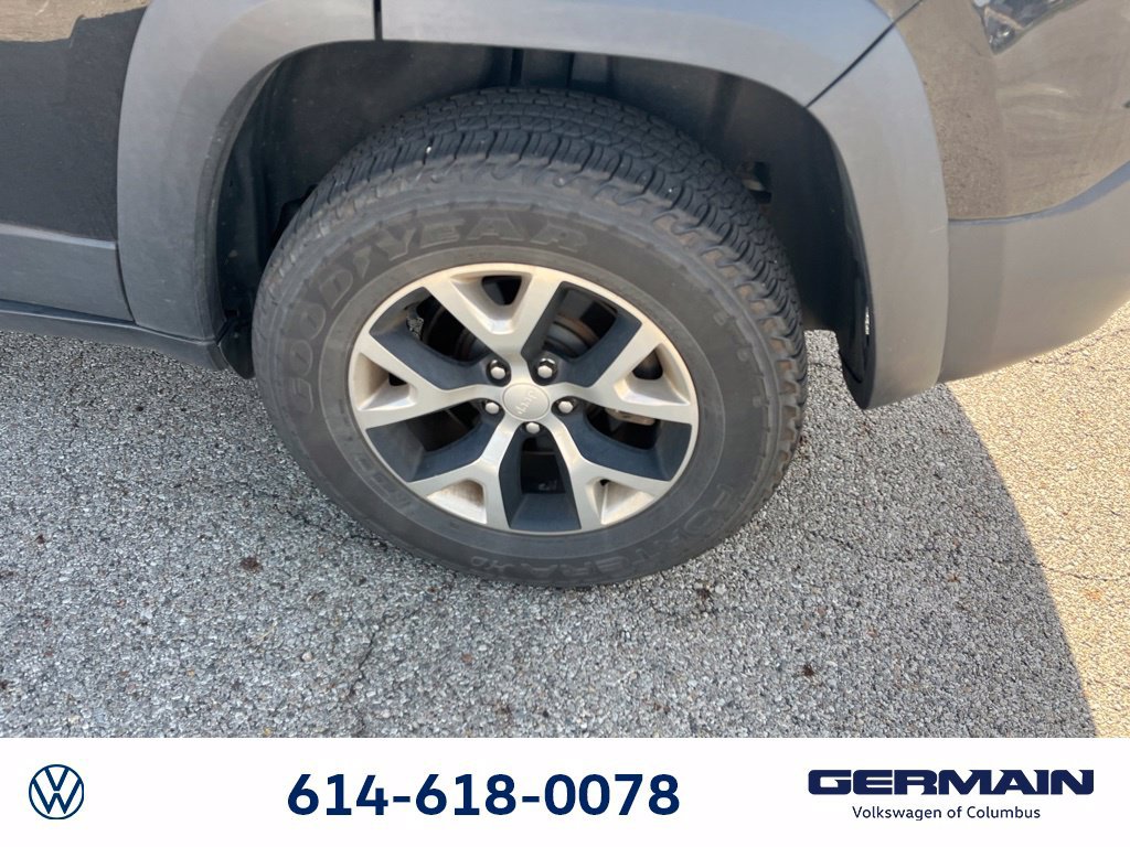 Used 2018 Jeep Cherokee Trailhawk w/ Cold Weather Group AWD/4WD image 10