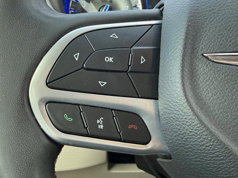 Used 2022 Chrysler Voyager LX image 14