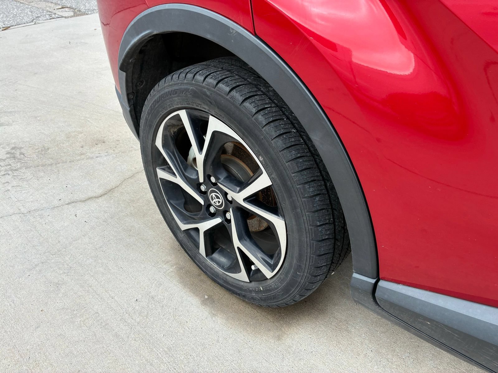 Used 2020 Toyota C-HR XLE FWD image 11