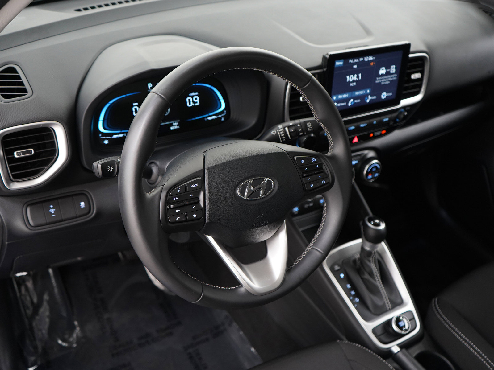 Certified 2025 Hyundai Venue SEL FWD image 20