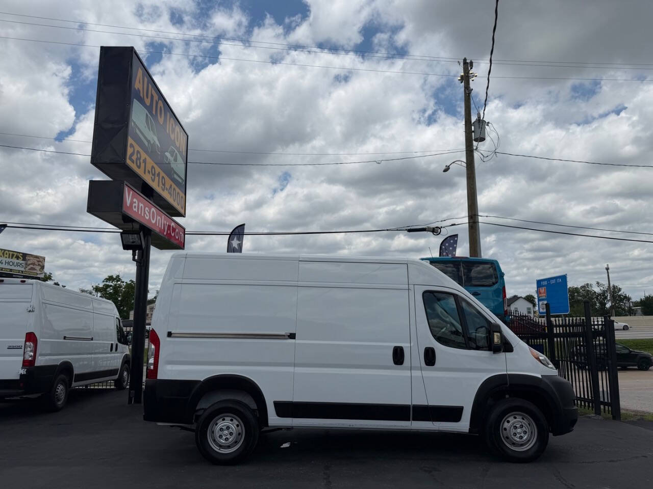 Used 2020 RAM ProMaster 2500 w/ Premium Appearance Group FWD image 2
