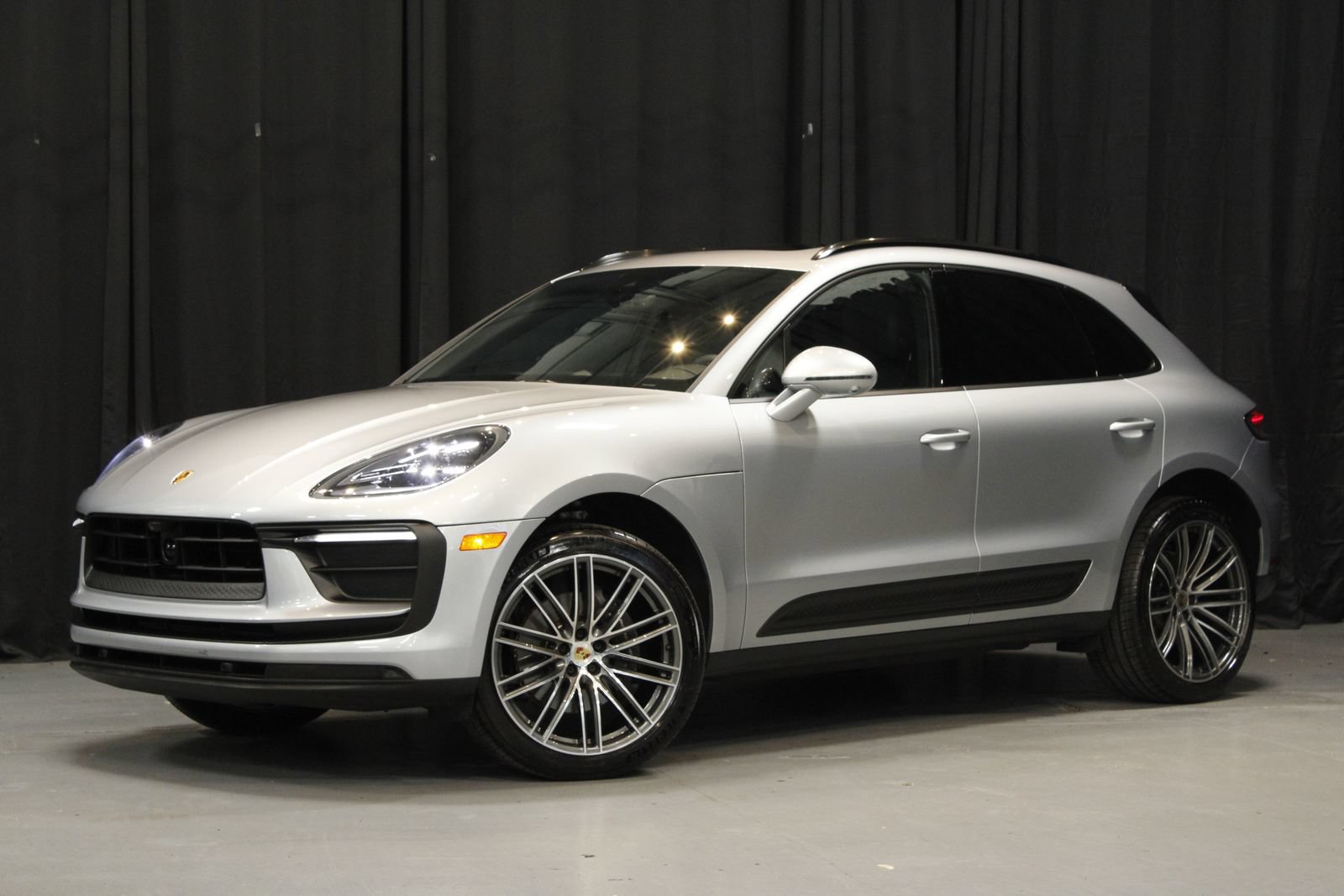 Certified 2026 Porsche Macan AWD/4WD image 1