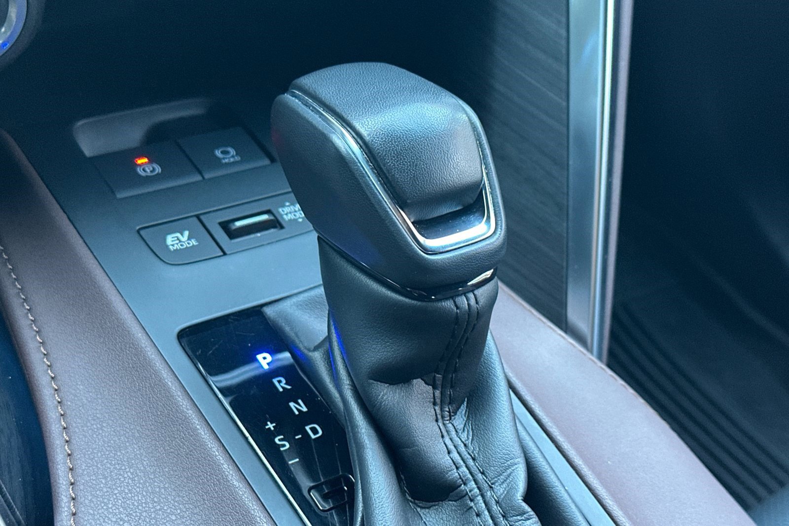 Used 2023 Toyota Venza Limited image 27