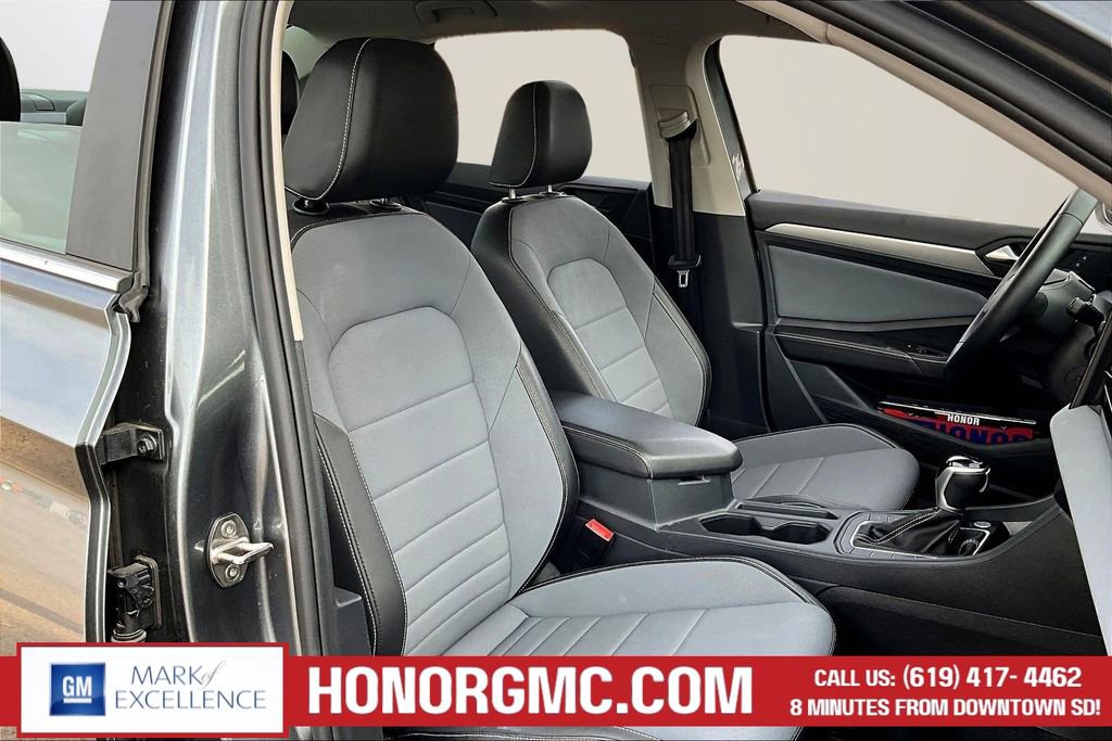 Used 2025 Volkswagen Jetta SE FWD image 27