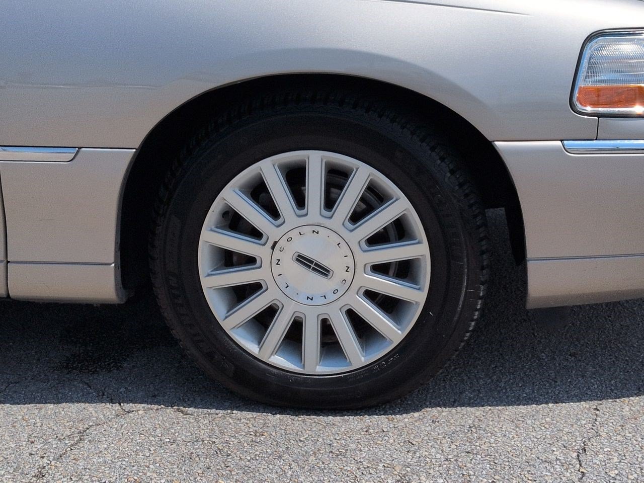 Used 2003 Lincoln Town Car Executive RWD image 12
