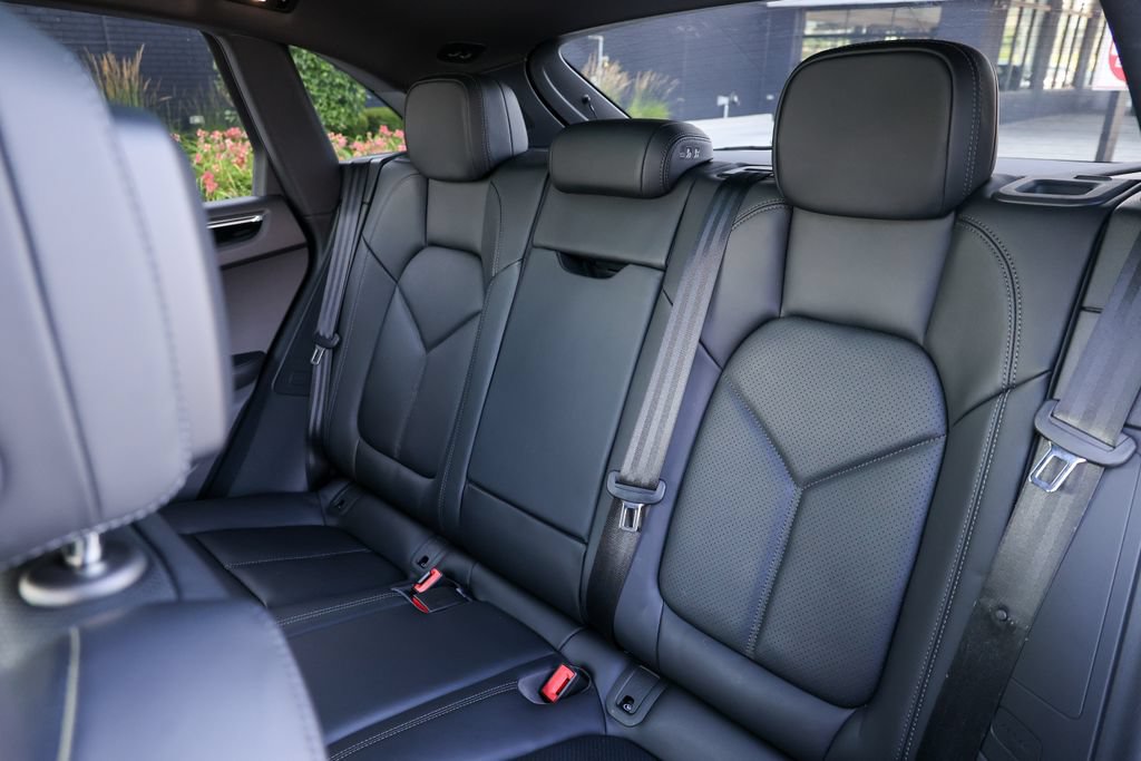 Certified 2026 Porsche Macan Turbo AWD/4WD image 37