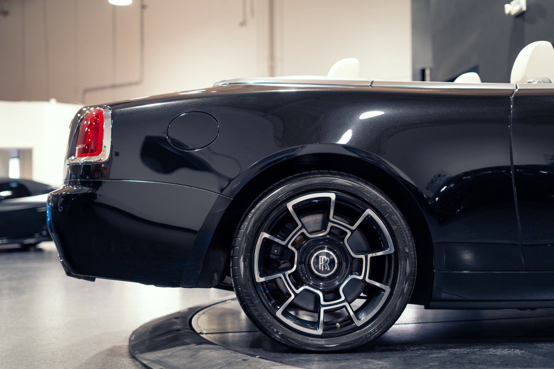 Used 2018 Rolls-Royce Dawn RWD image 11
